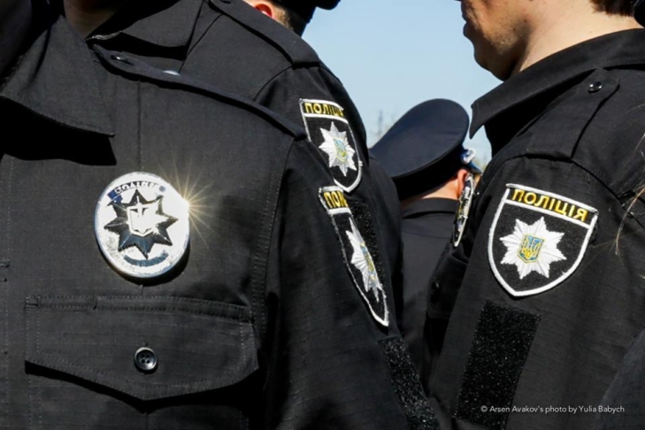 Фото в полиции с табличкой