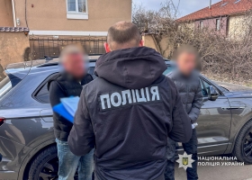 Ошукували військових на продажі елітних іномарок та відмивали отримані прибутки: на Одещині поліцейські викрили та затримали групу шахраїв