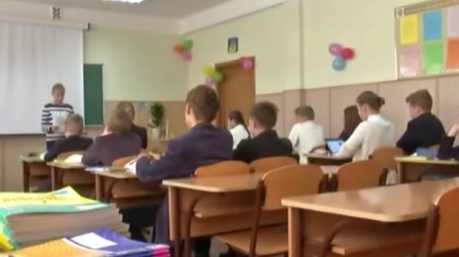 Двух киевских учителей, не желавших преподавать на украинском языке, уволили с работы