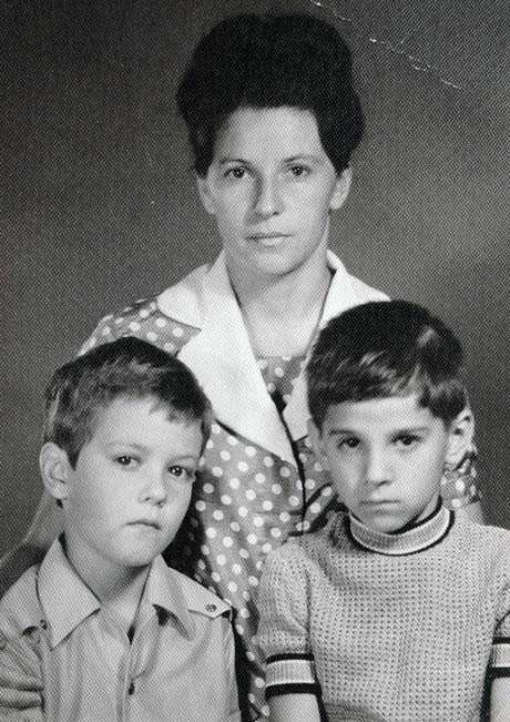 Дима Медведев (слева) со своим двоюродным братом Андреем и тетей Светланой