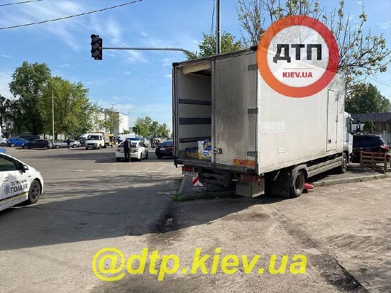 Машину зажало между фурами